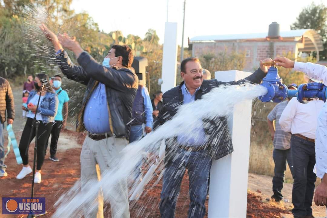 Jaime Hinojosa Campa, entrega red de agua potable en la comunidad de los 