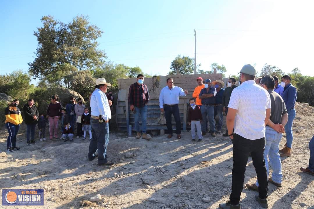 Jaime Hinojosa Campa, supervisa obras en proceso en la comunidad de Tecario 
