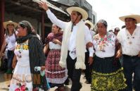 1.Acompaña Silvano Aureoles a los artesanos en su día 