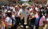 2.Acompaña Silvano Aureoles a los artesanos en su día 