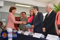 Rector entrega reconocimiento a Docentes