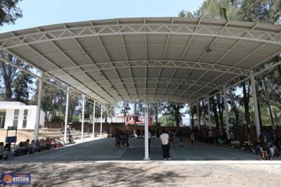 Regresa Yarabí Ávila a la preparatoria “Isaac Arriaga” y cumple con construcción de domo