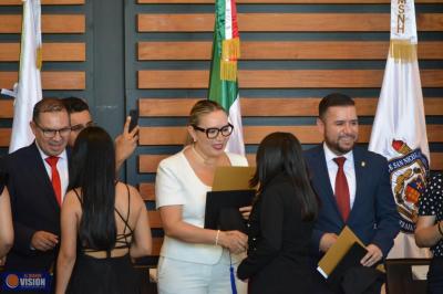 Yarabí Ávila llama a transformar el entorno, al entregar Pase por Excelencia