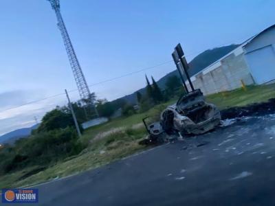 Grupos antagónicos se enfrentan a tiros y queman tres vehículos