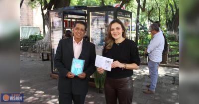 SeCultura Morelia entrega libro a primer lector en completar su Pasaporte Literario 