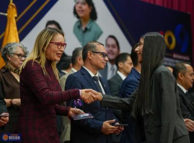 A poner su talento, llama Yarabí Ávila a recipiendarios del premio Padre de la Patria 